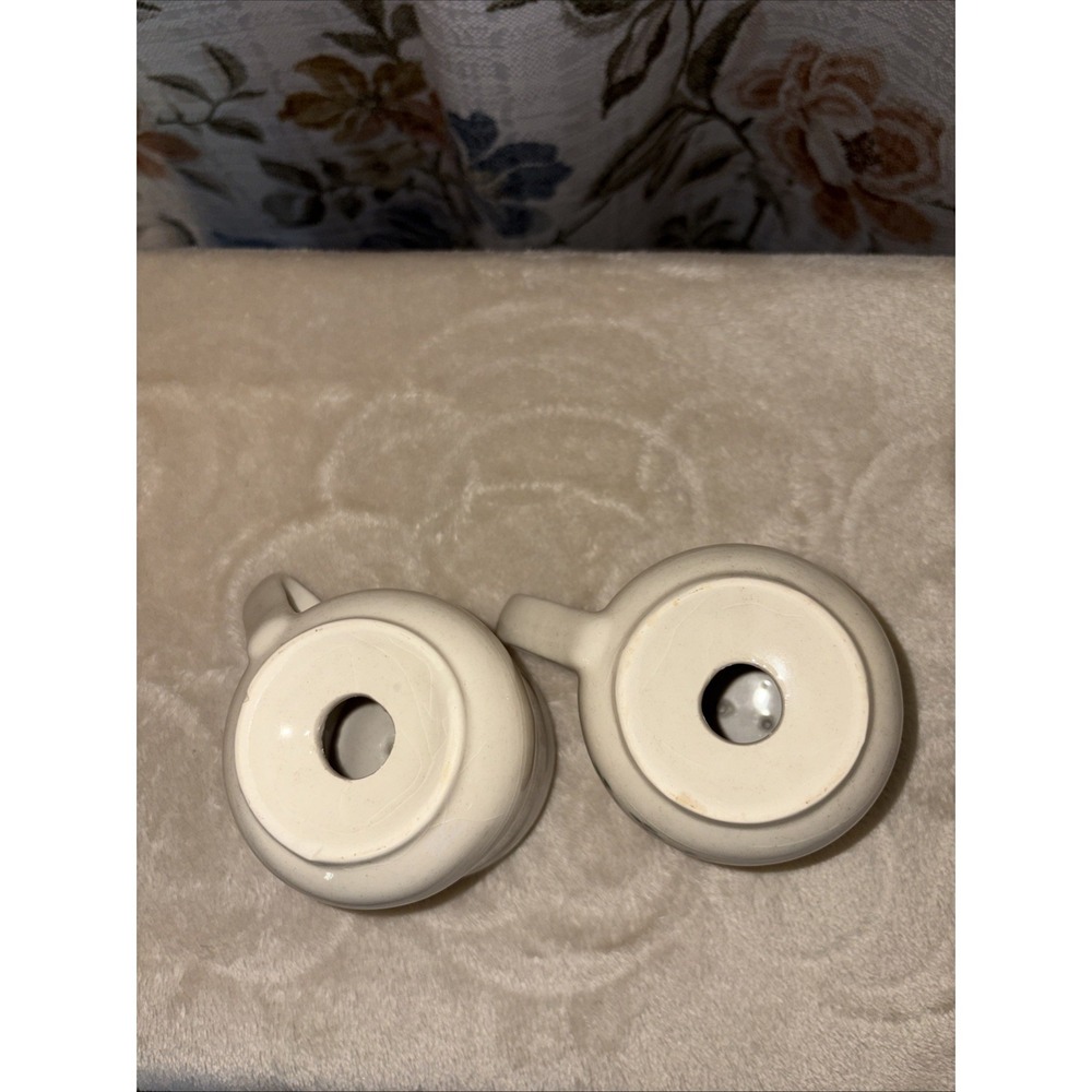 Vintage International Heartland Handled Salt and Pepper Shakers. - Picture 4 of 4
